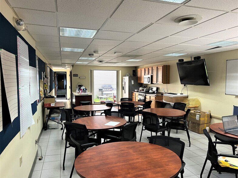 More Photos Of 1350 5th Ave, North Versailles Manufacturing For Sale