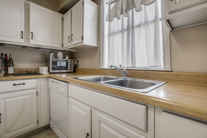 More Photos Of 207 Laurence Dr, Heath Office For Lease