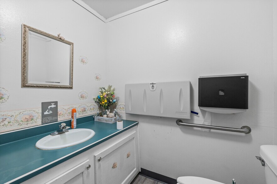 More Photos Of 601 Main St, Junction City Restaurant For Sale