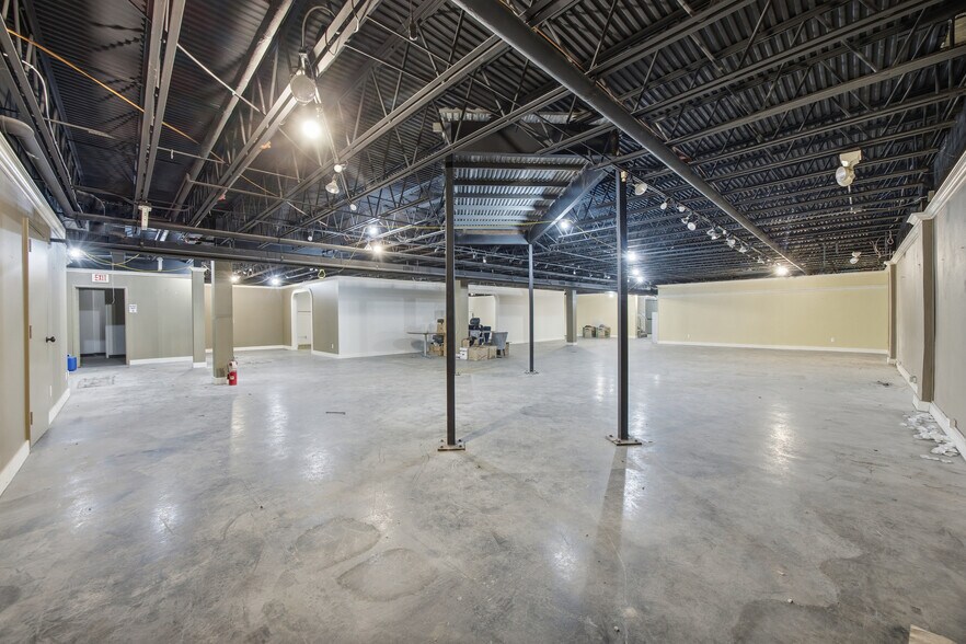 More Photos Of 261-275 E Maple Rd, Birmingham Storefront Retail Office For Lease