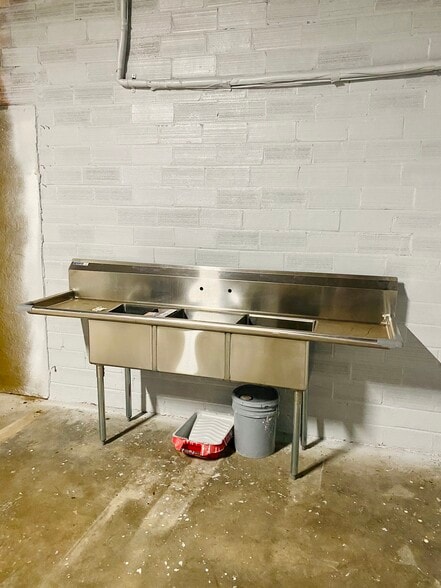 More Photos Of 114 W Ikard St, Henrietta Office For Sale