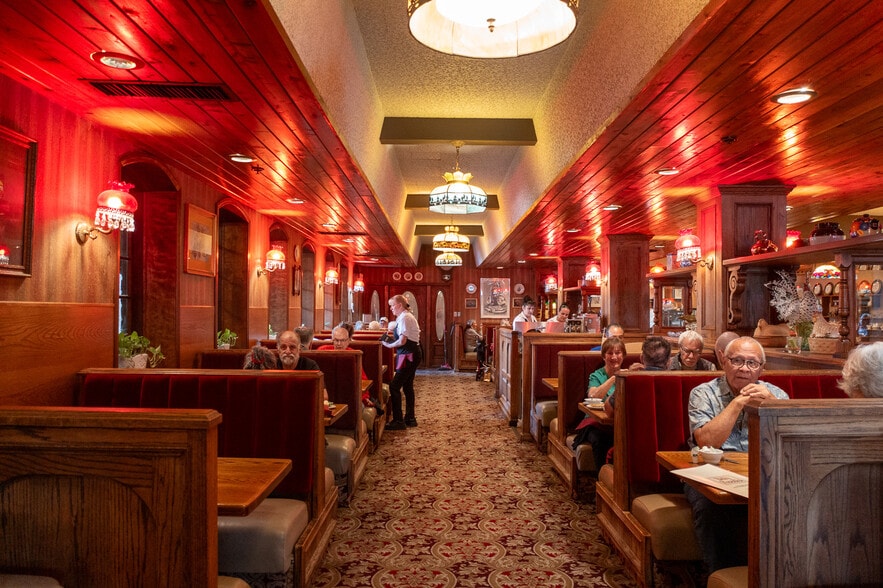 More Photos Of 1800 N Palm Canyon Dr, Palm Springs Restaurant For Sale