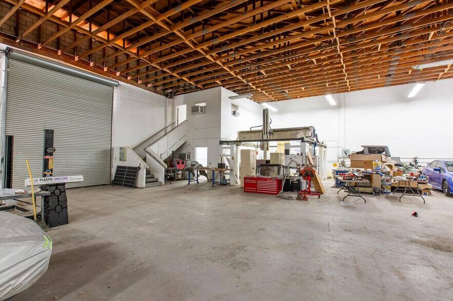 More Photos Of 180 W Oasis Rd, Palm Springs Warehouse For Lease