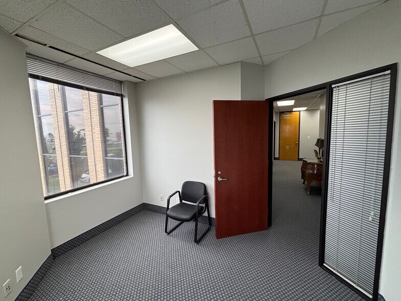 More Photos Of 101 Plaza East Blvd, Evansville Office For Lease