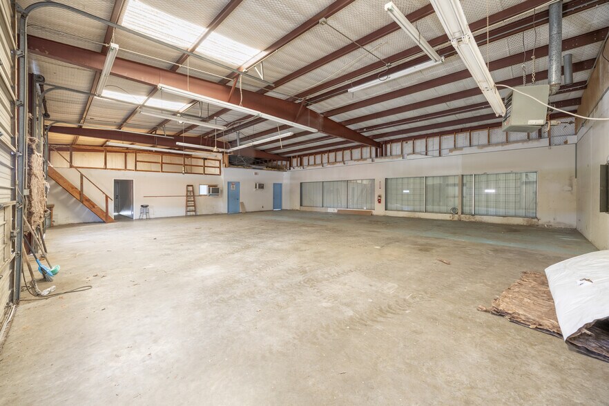 More Photos Of 617 G Alexander fwy, Duncanville Warehouse For Lease