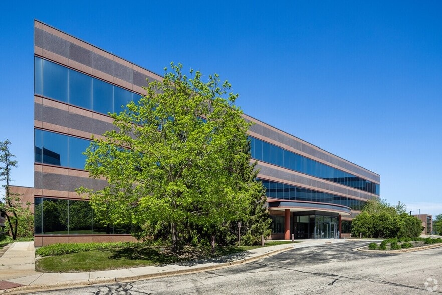 More Photos Of 4 Overlook Pt, Lincolnshire Office For Lease