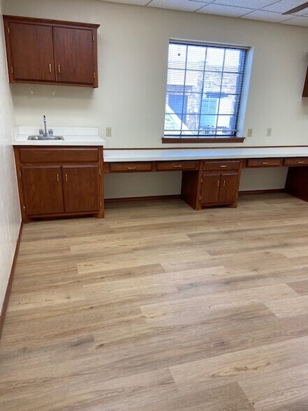 More Photos Of 910 S Bryant Ave, Edmond Medical For Sale