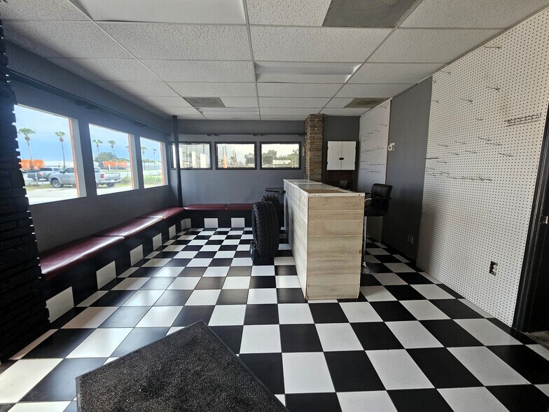 More Photos Of 15217 US 301, Dade City Office For Sale