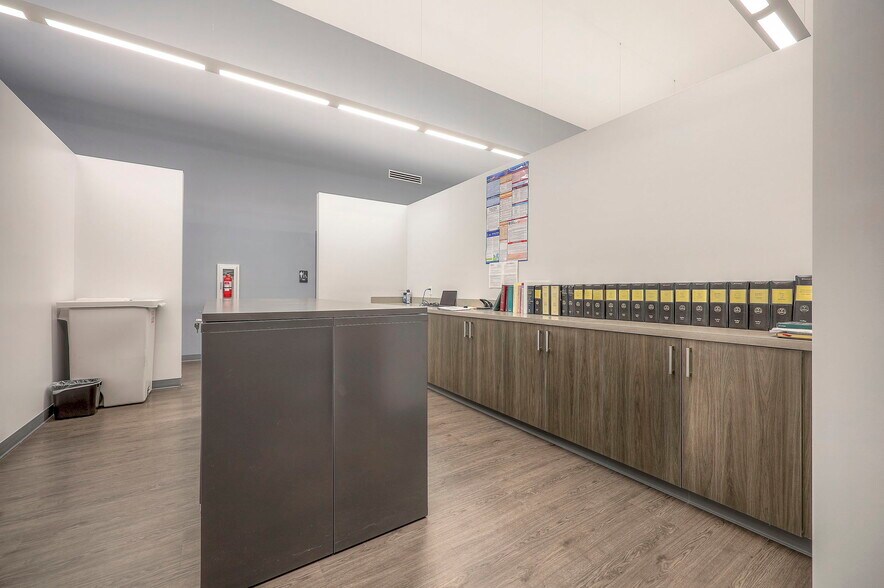 More Photos Of 5821 NW 72nd St, Kansas City Office For Lease