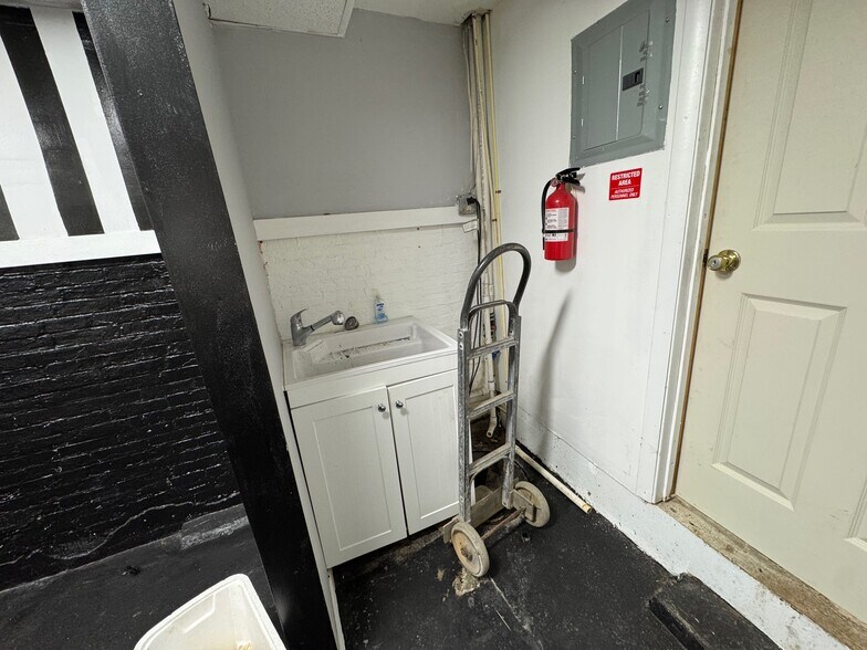 More Photos Of 1013 N Charles St, Baltimore Storefront Retail Office For Lease