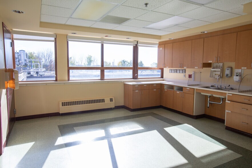 More Photos Of 200 Kennedy Memorial Dr, Waterville Flex For Lease