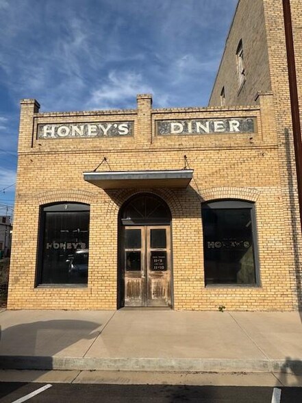 Primary Photo Of 109 NE 2nd St, Smithville Restaurant For Sale