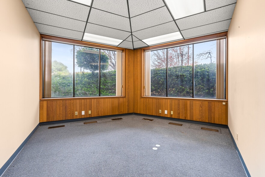 More Photos Of 601 Crater Lake Ave, Medford Bank For Sale