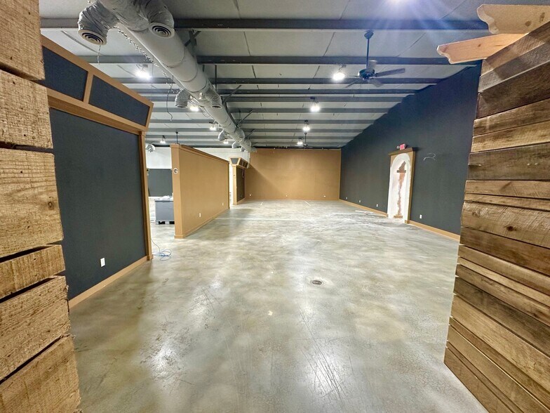 More Photos Of 1608 Madison St, Shelbyville General Retail For Sale