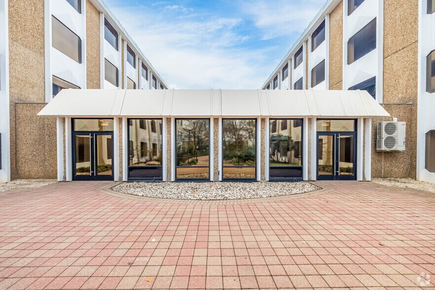 More Photos Of 1 Huntington Quadrangle, Melville Office For Lease