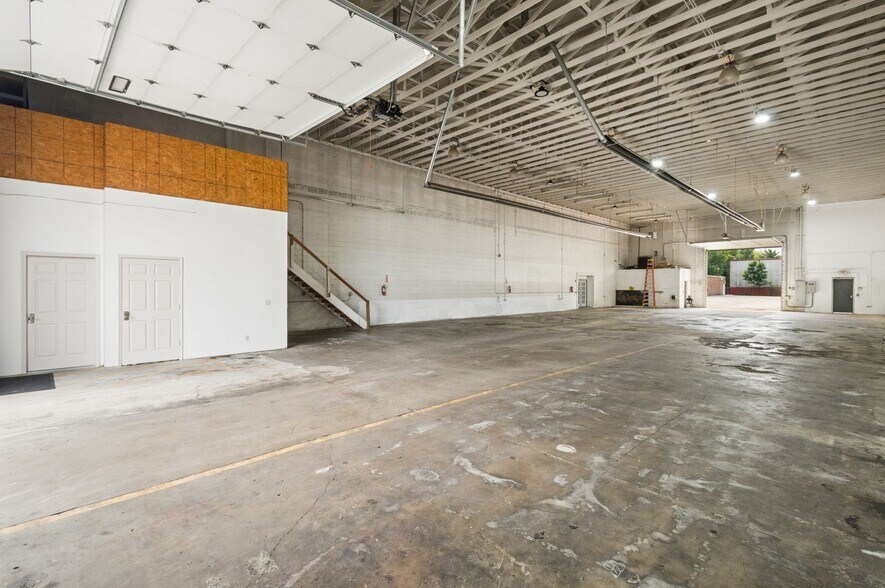 More Photos Of 3887 E Livingston Ave, Columbus Warehouse For Lease