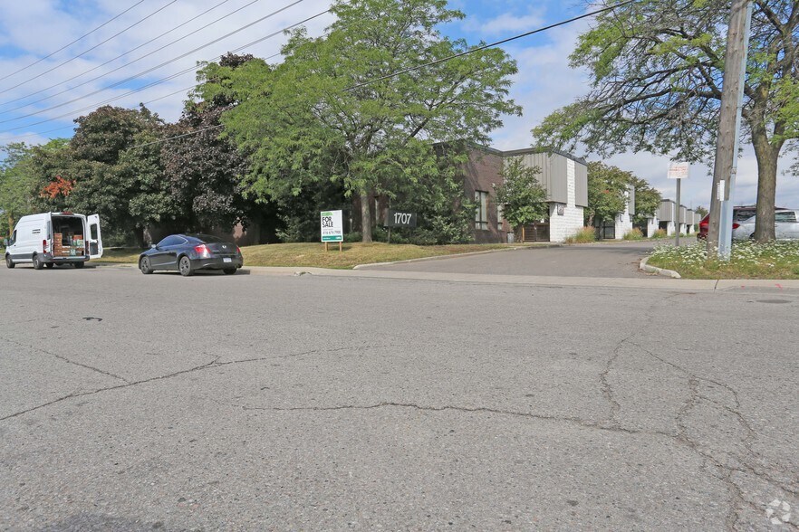 More Photos Of 1707 Sismet Rd, Mississauga Service For Lease