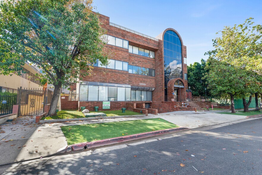 More Photos Of 14546 Hamlin St, Van Nuys Office For Lease