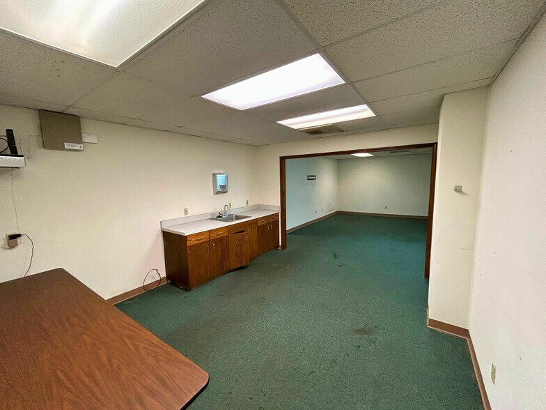 More Photos Of 2102-2112 W Vista, Springfield Light Manufacturing For Lease