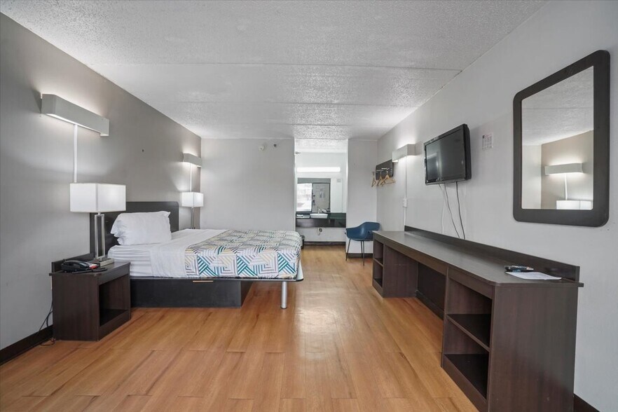 More Photos Of 105 Riverside Pky, Macon-Bibb Hotel For Sale