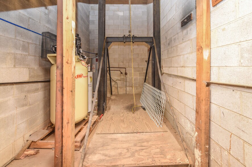 More Photos Of 208 N Main St, Ashland City Freestanding For Sale