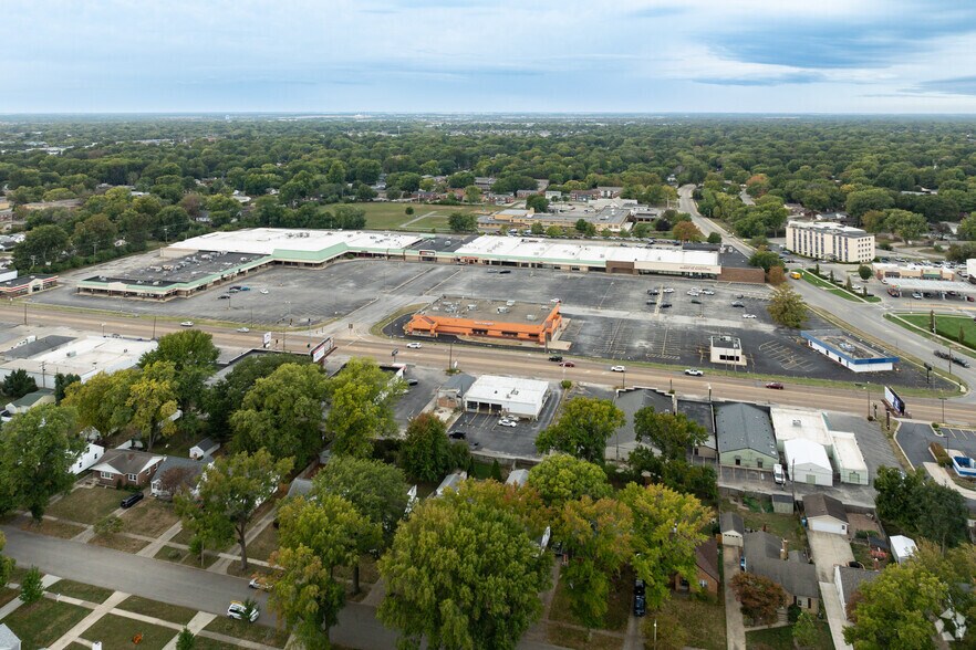 More Photos Of 2301-2585 S MacArthur Blvd, Springfield General Retail For Sale