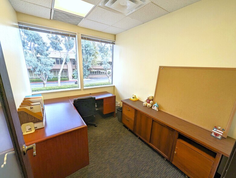 More Photos Of 1100 Quail St, Newport Beach Office For Sale