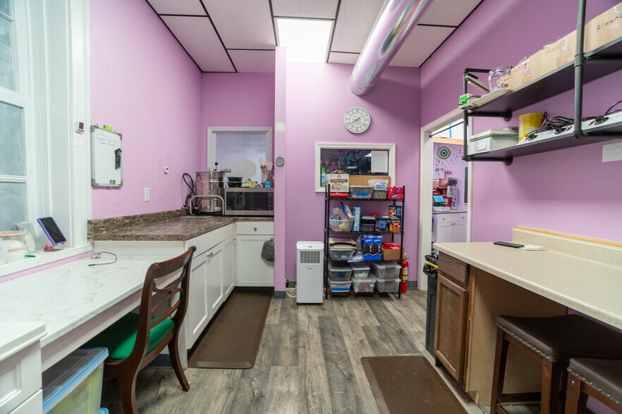 More Photos Of 217 W Main St, Washington General Retail For Sale