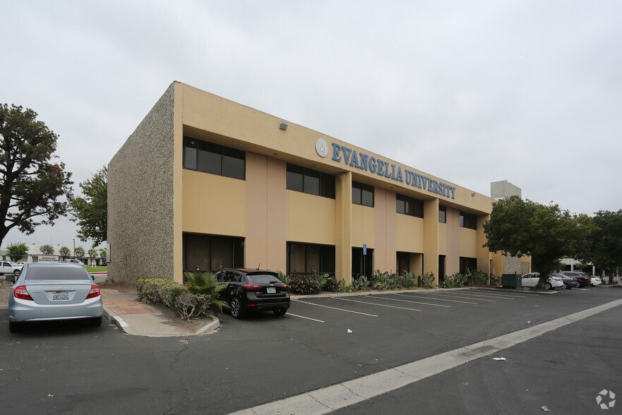 More Photos Of 2660 W Woodland Dr, Anaheim Office Residential For Lease