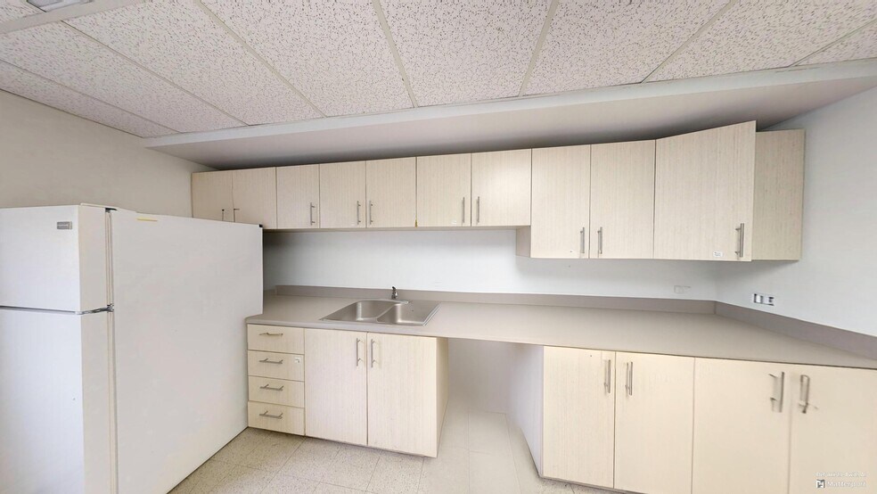 More Photos Of 627 Bloor St W, Toronto Office For Lease