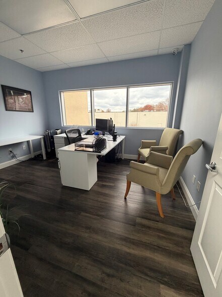 More Photos Of 348 N US Hwy 9, Manalapan Township Office For Lease