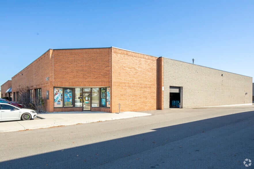 More Photos Of 1750 Courtneypark Dr E, Mississauga Showroom For Lease