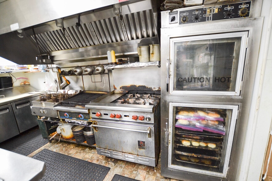 More Photos Of 611 NE Main St, Lewistown Specialty For Sale