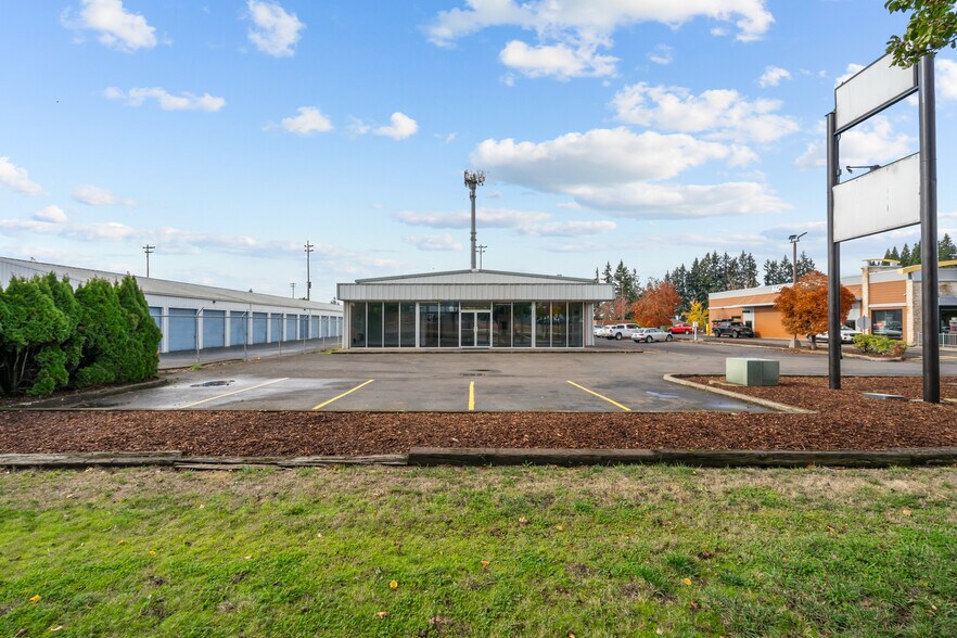 More Photos Of 999 N 1st St, Silverton Freestanding For Lease