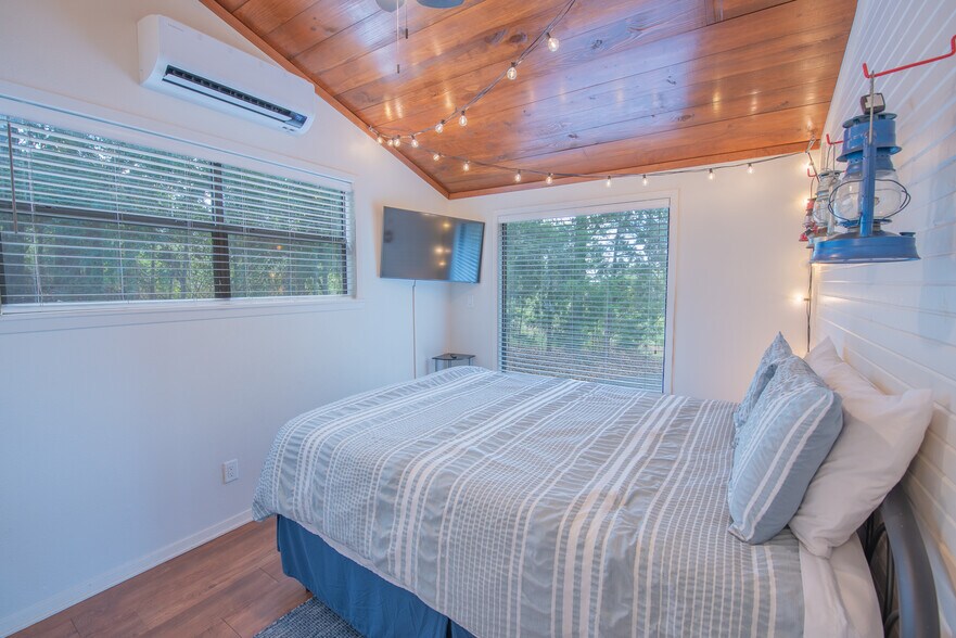 More Photos Of 108 E Barker Creek Dr, Scroggins Flex For Sale