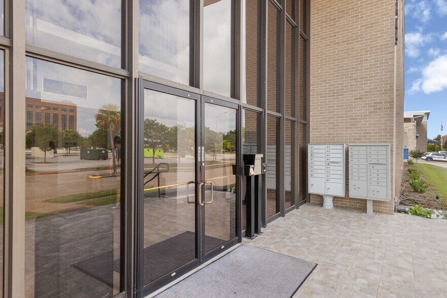 More Photos Of 2045 Space Park Dr, Houston Medical For Lease