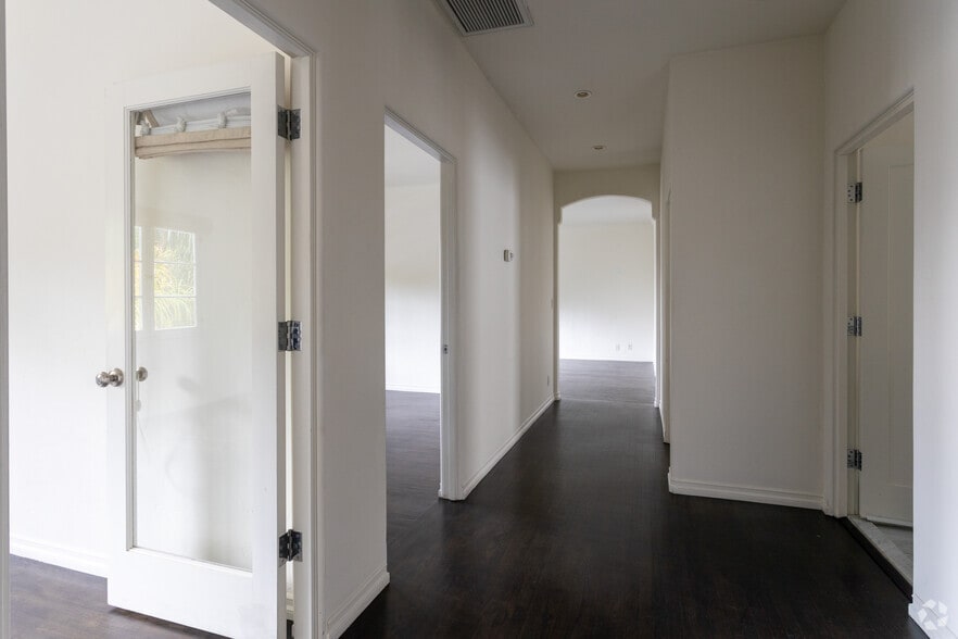 More Photos Of 6525 W Sunset Blvd, Los Angeles Loft Creative Space For Lease