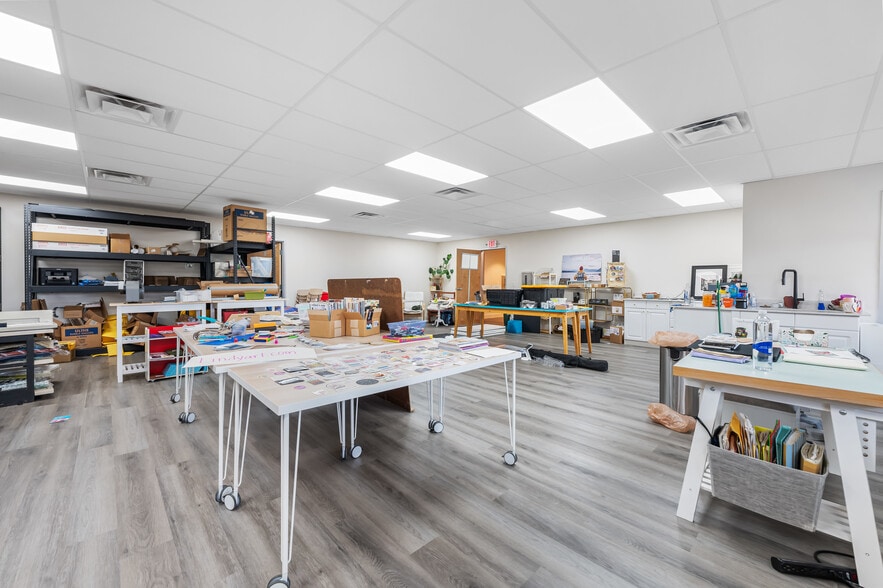 More Photos Of 104-108 W 31st St, Garden City Light Manufacturing For Sale