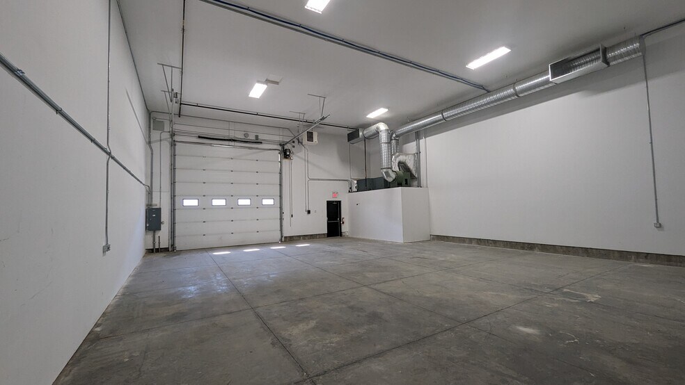 More Photos Of 3036 N 36 St, Lethbridge Warehouse For Lease