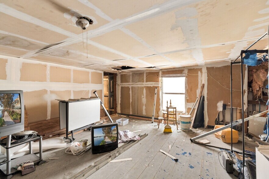 More Photos Of 805 N Magnolia Ave, Luling Flex For Sale