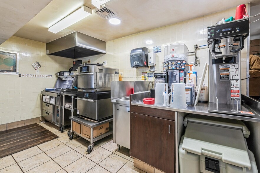 More Photos Of 20 County Road 39, Southampton Restaurant For Lease