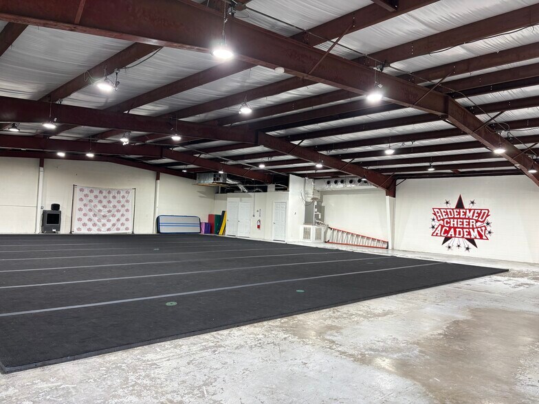 More Photos Of 1913 S Gordon St, Alvin Freestanding For Lease