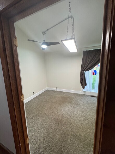 More Photos Of 111 Aiken St, Hope Light Distribution For Lease