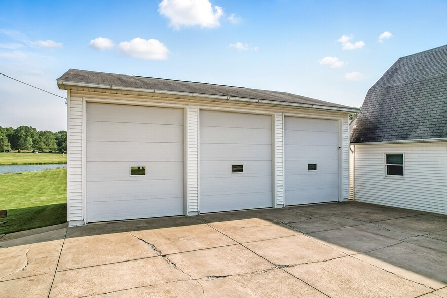 More Photos Of 4085 / 4086 State Route 422, Southington Showroom For Sale