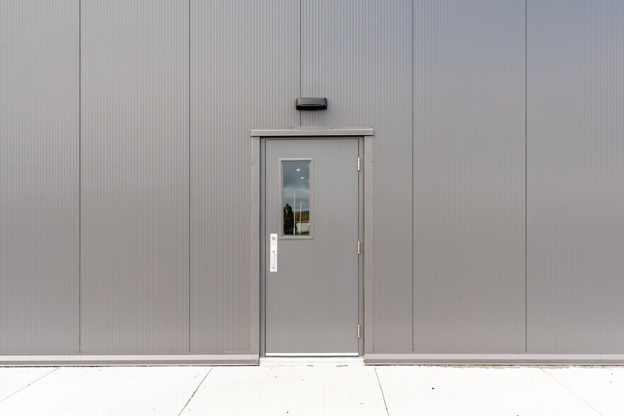 More Photos Of 8100 Rue Armand-Viau, Québec Industrial For Lease