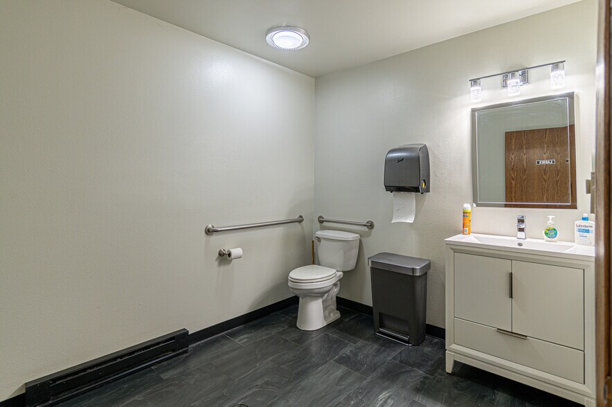 More Photos Of 218 2nd St, Coralville Flex For Sale