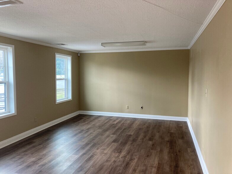 More Photos Of 204 Saul Dr, Scott Warehouse For Lease