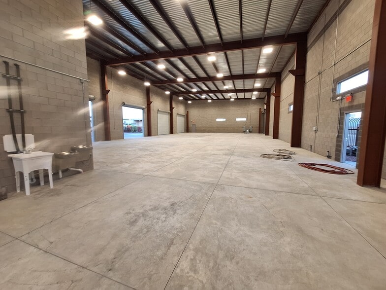 More Photos Of 1560 E 17th St, Tucson Warehouse For Lease