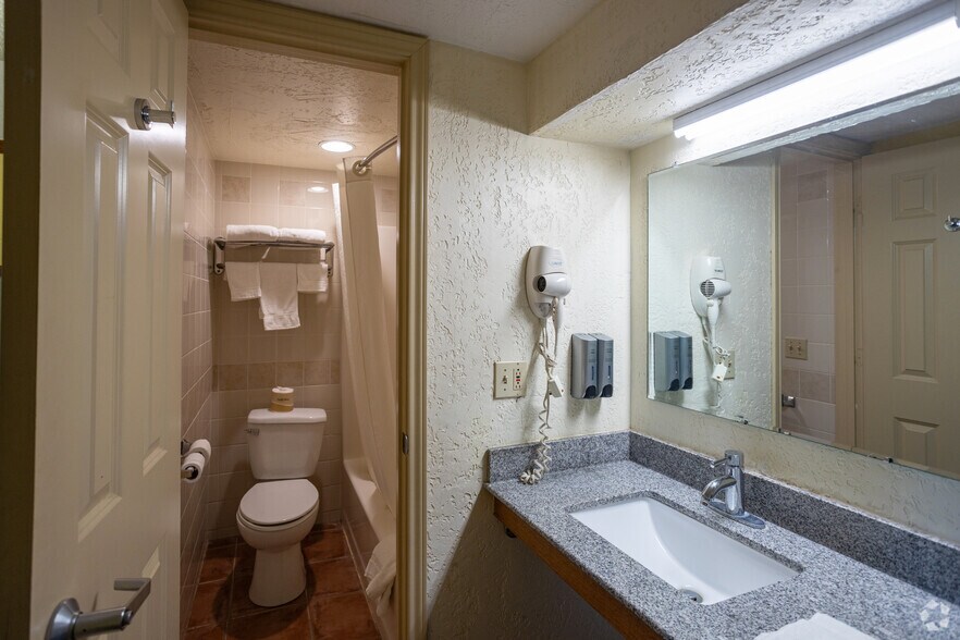 More Photos Of 220 N 2nd St, Canadian Hotel For Sale