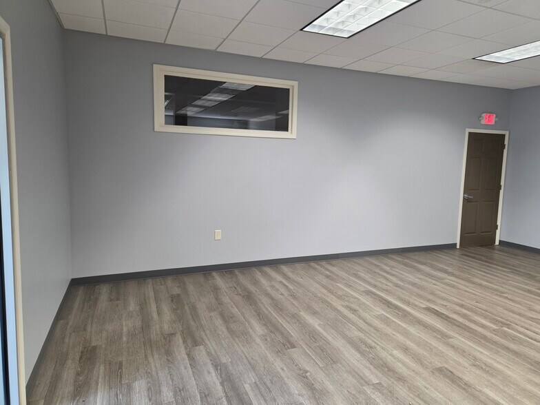 More Photos Of 101-103 S Talbot St, Addison Bank For Lease